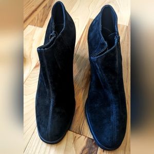 Black Suede Booties Andre Assous East Size 9.5 B Great Condition